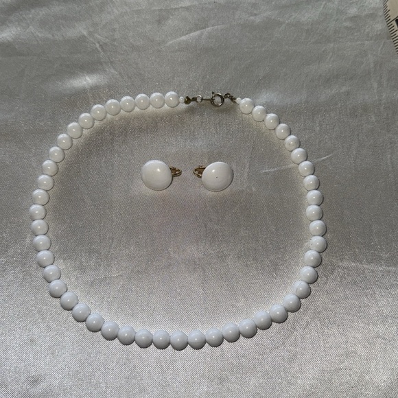 Elegant Pure White Bead Choker Necklace and Clip On Earring Set Gold Tone Metal - Picture 6 of 8